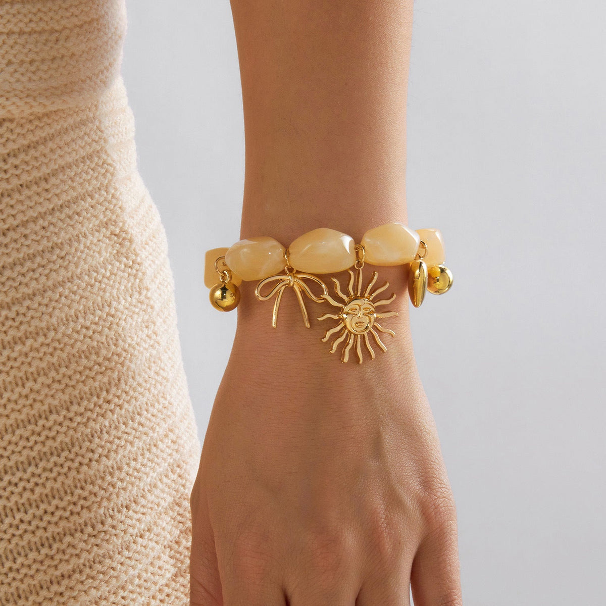 Lisa Olive Vintage Irregular Resin Beaded Sun Pendant Bracelet — image 4