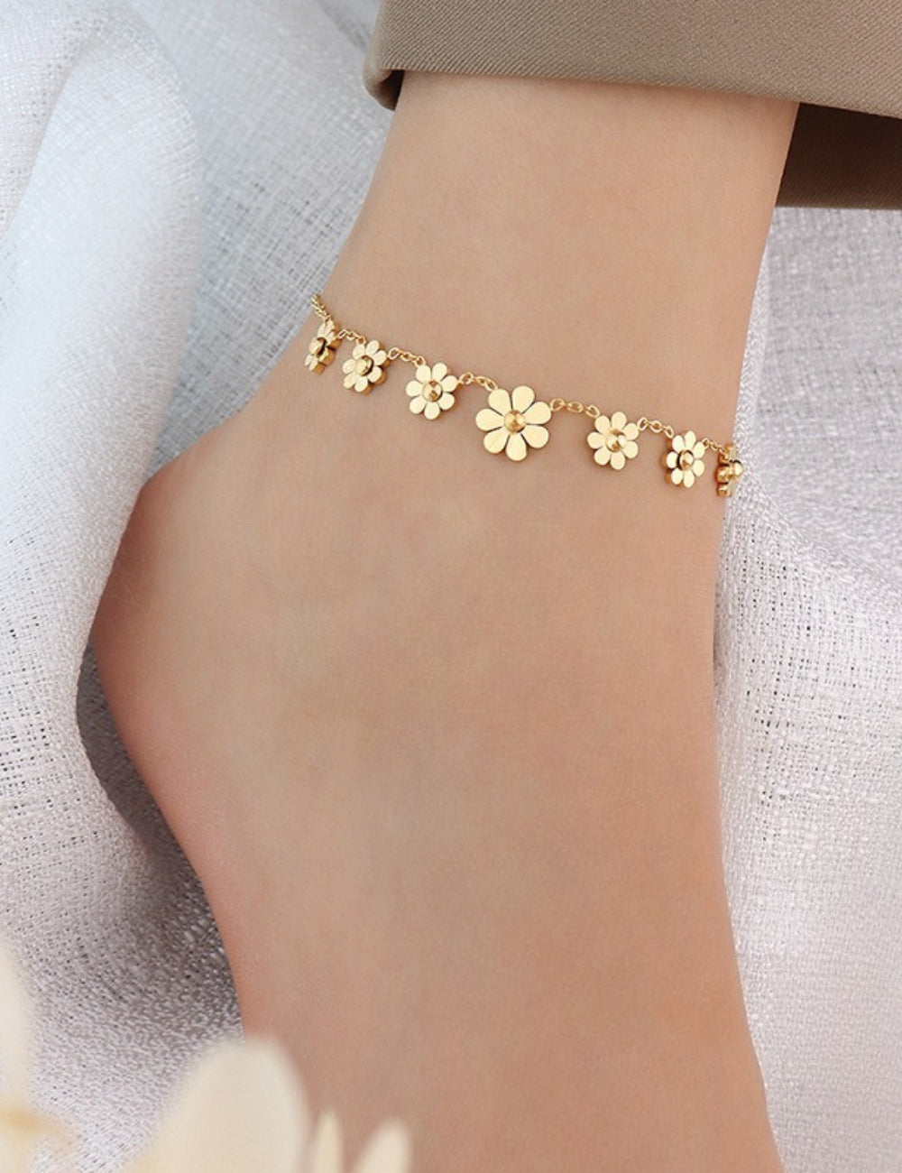 Daisy Statement Anklet — gold anklet