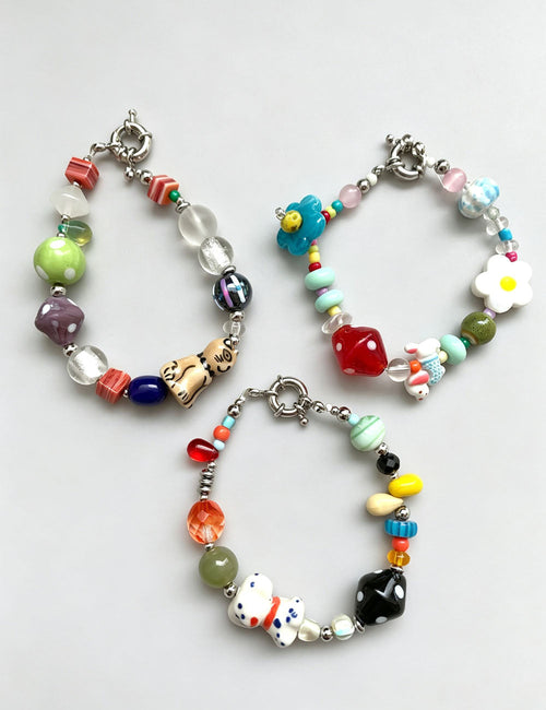 Colour-Contrast Flower Charm Bracelet — bracelet